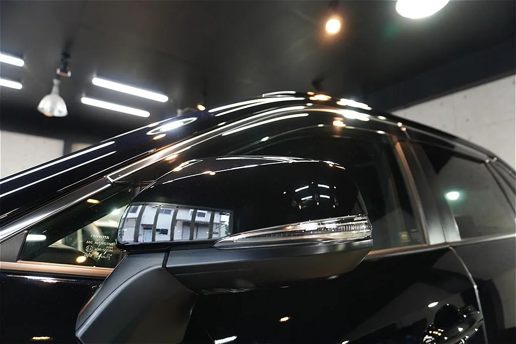 仙台のプロショップによるRAV4施工。緻密な下地処理により、特徴的なフロントマスクから細部の樹脂パーツにいたるまで、一点の曇りもない質感へ。