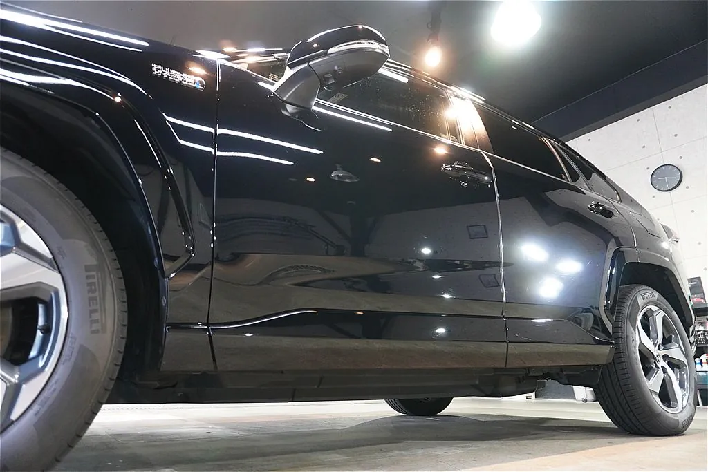 仙台のプロショップによるRAV4施工。緻密な下地処理により、特徴的なフロントマスクから細部の樹脂パーツにいたるまで、一点の曇りもない質感へ。