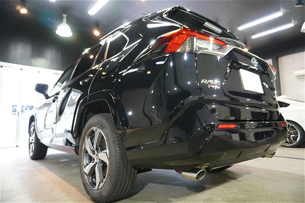 RAV4施工事例。東北・宮城でのアクティブな毎日を支える優れた防汚性能。リボルト・プロの被膜が、驚異的な水弾きと優れた汚れ落ちを発揮します。