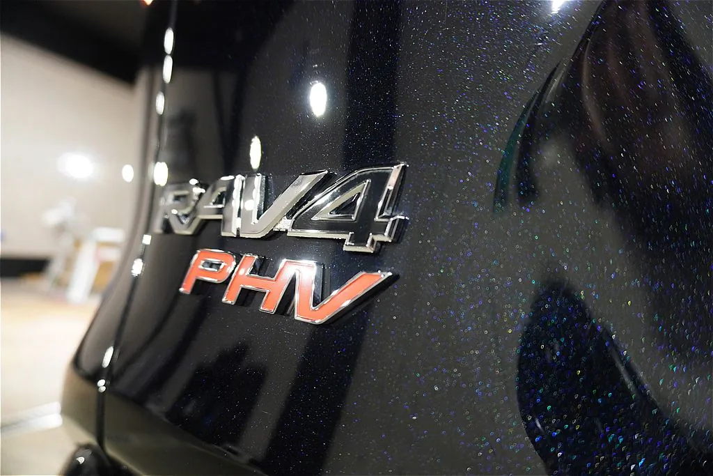 仙台のプロショップが手掛けるRAV4。透明度の高いガラス被膜が生み出す極上の輝きが、夜のライトや周囲の景色をクリアに映し込みます。