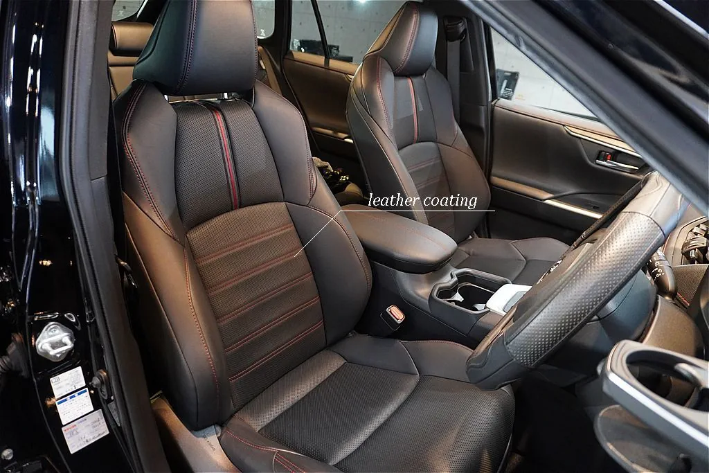 RAV4の施工事例。運転席をクリーニング後にレザー専用コーティング剤で保護。