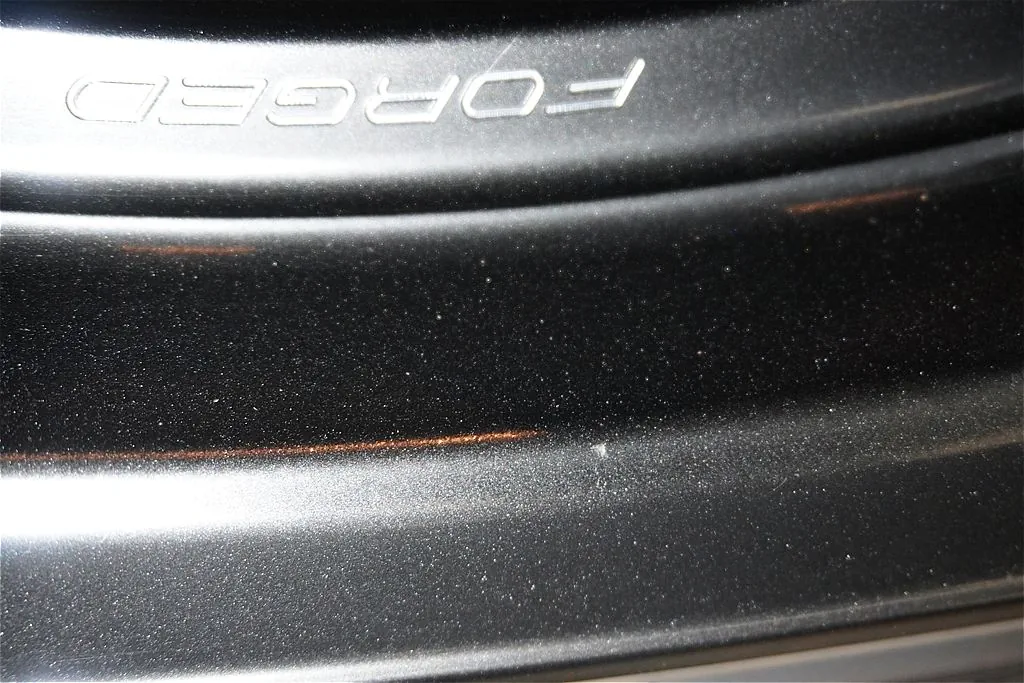 宮城・仙台でBMW 435iのペンキ除去。ホイールに付着した塗料。