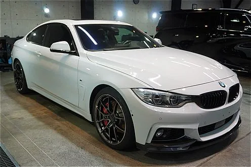 仙台でBMW 435iのコーティングなら。3層構造の極厚なセラミック被膜がクリア層を包み込み、新車時を超える深い光沢と至高の透明感を実現します。