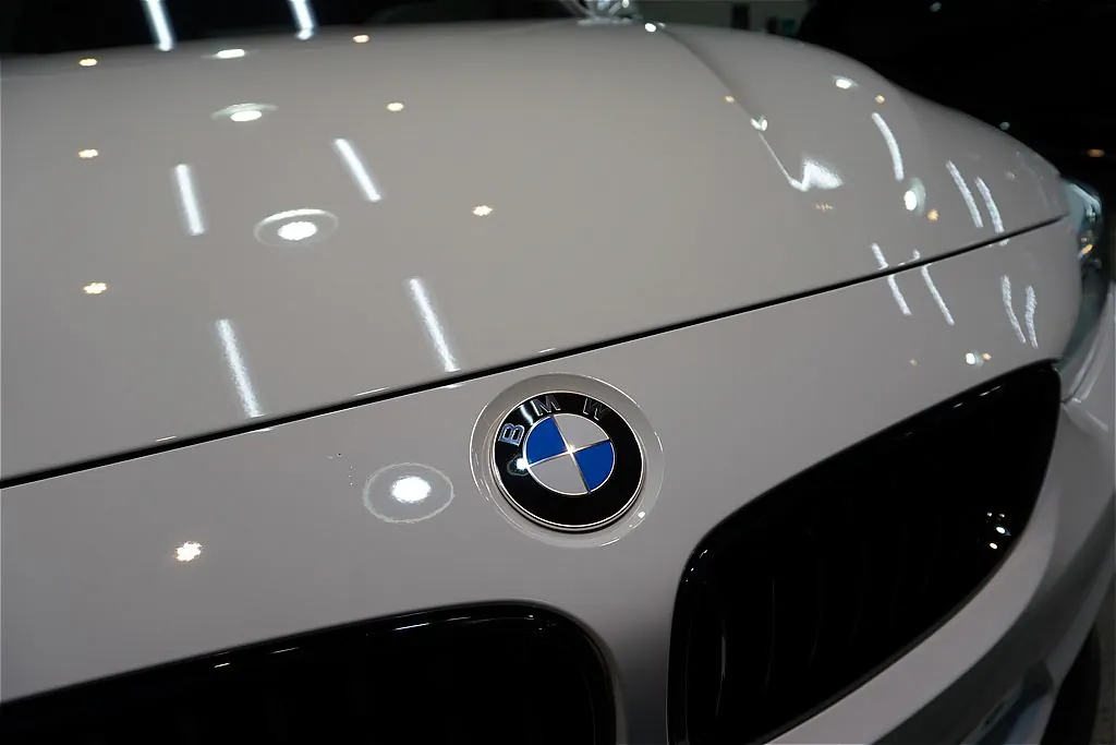 BMW 435iの施工事例。仙台・東北の街並みに美しく映える美しい映り込み。リボルトプロ・エクストリームが、車全体の品格をさらに高めます。