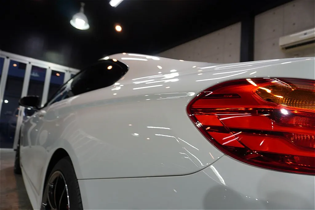仙台のプロショップが手掛けるBMW 435i。透明度の極めて高いセラミック被膜が生み出す光沢が、夜のライトや周囲の景色を歪みなくクリアに映し込みます。