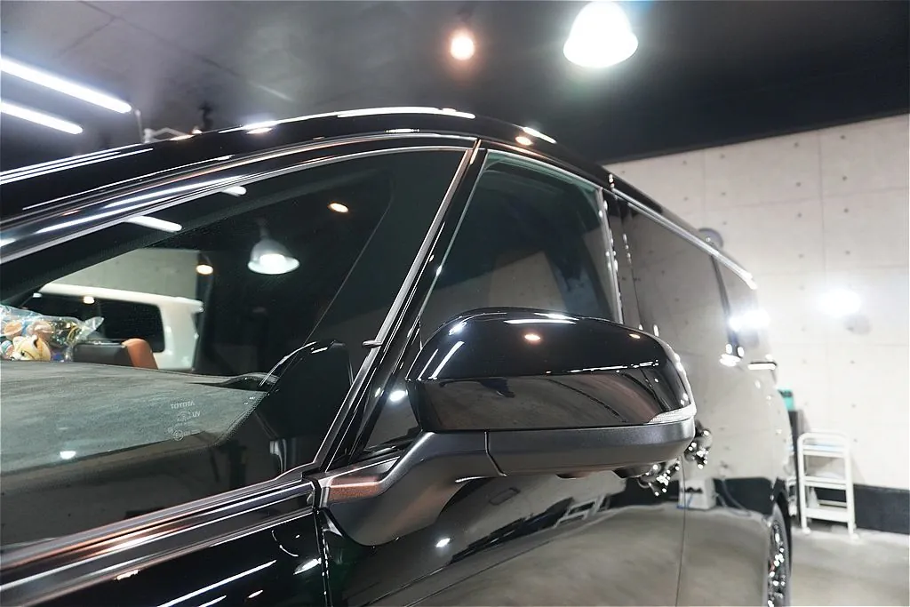 ヴェルファイア(202ブラック)の新車施工事例。仙台・東北の街並みに美しく映える美しい映り込み。リボルトプロ・エクストリームが、お車全体の品格をさらに高めます。