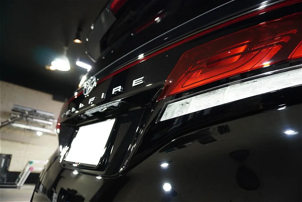 リボルト仙台が提案する最高級ミニバンの新車ボディ保護。卓越した耐スリキズ性を誇るエクストリームが塗装面に深く密着し、202ブラック本来の深みを永く維持。