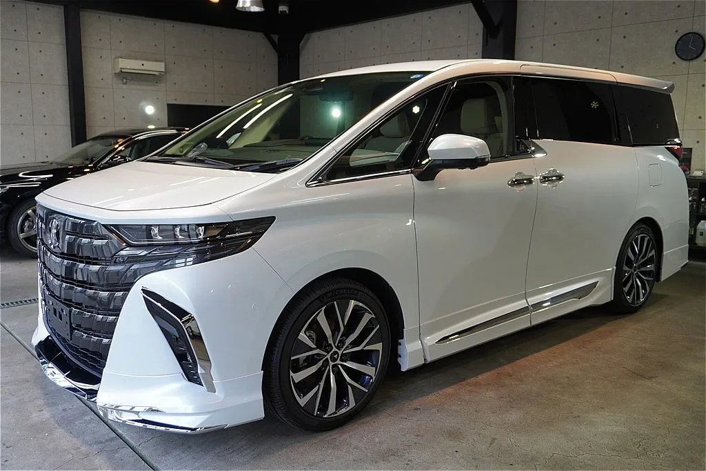 宮城県仙台市でのアルファード新車施工事例。プラチナホワイトパールマイカのボディに最上位セラミック「リボルトプロ・エクストリーム」が圧倒的な艶を与えます。