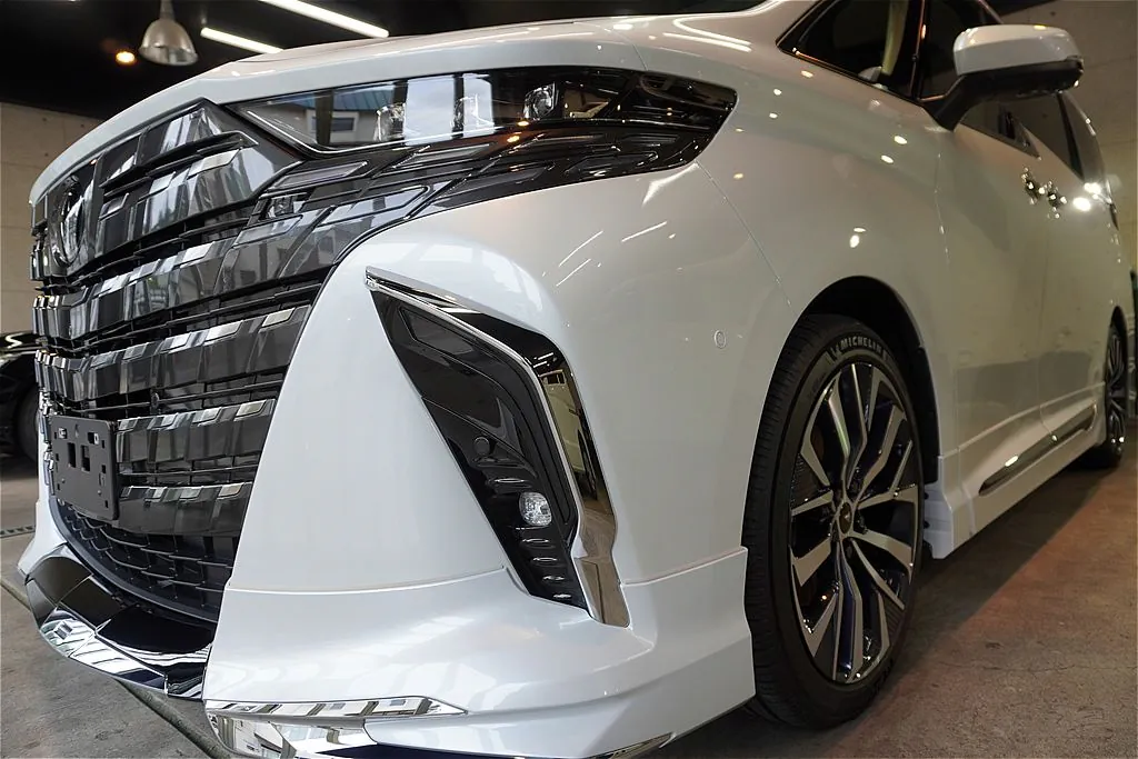 アルファード（プラチナホワイトパールマイカ）の新車施工事例。仙台・東北の街並みに美しく映える美しい映り込み。リボルトプロ・エクストリームが、お車全体の品格をさらに高めます。