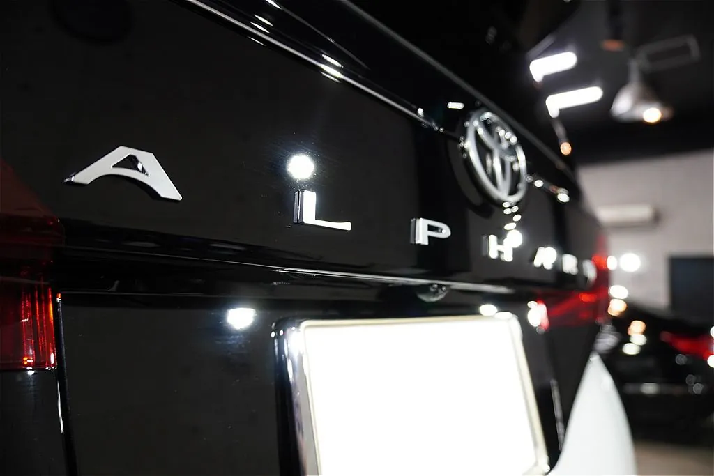 リボルト仙台が提案する最高級ミニバンの新車ボディ保護。卓越した耐スリキズ性を誇るエクストリームが塗装面に深く密着し、パールホワイト本来の深みを永く維持。