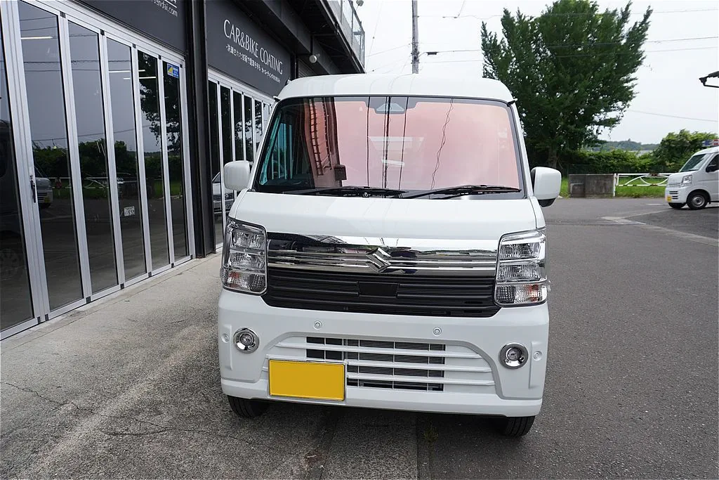 宮城県仙台市でのエブリイ施工事例。フロント3面にゴーストフィルムを施工し、光の角度で表情が変わる鮮やかな発色を実現。