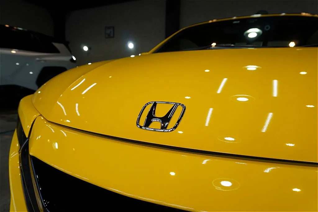 ホンダS660の施工事例。仙台・東北のワインディングや街並みに美しく映える美しい映り込み。極上の仕上がりが、オープンスポーツの品格をさらに高めます。