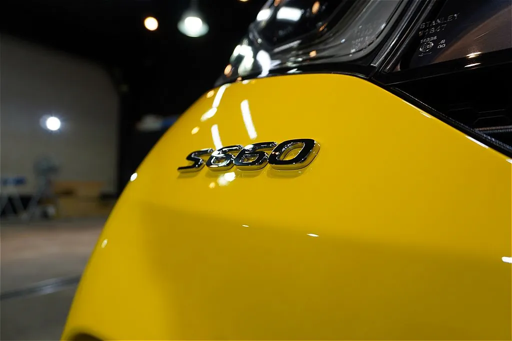 宮城・仙台でホンダS660本来のシャープな造形美と存在感を解放。専門店ならではの磨きの技術が詰まった、リボルト・プロの質感高い仕上がりをご堪能ください。