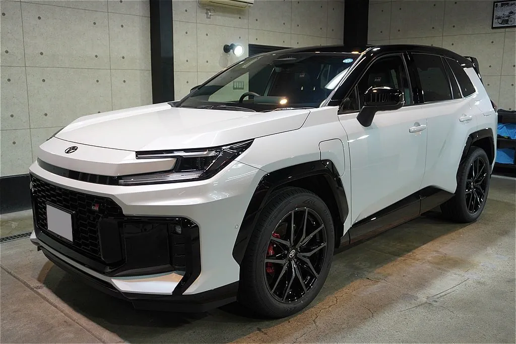 リボルト仙台によるRAV4 PHEV GR SPORT施工。エクストリームならではの濃密な膜厚感が、専用グリルの立体感や力強いボディラインの陰影を鮮烈に際立たせ、濡れたような質感を実現。