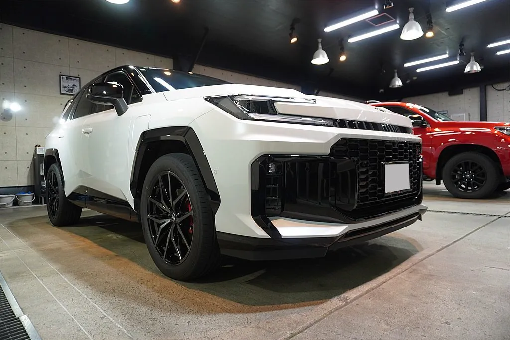 宮城・仙台の専門店が仕上げるRAV4 PHEV GR SPORT。最高峰の保護性能を持つセラミック被膜が、紫外線やキズ、日々の汚れからデリケートな塗装面を強固に守り抜きます。