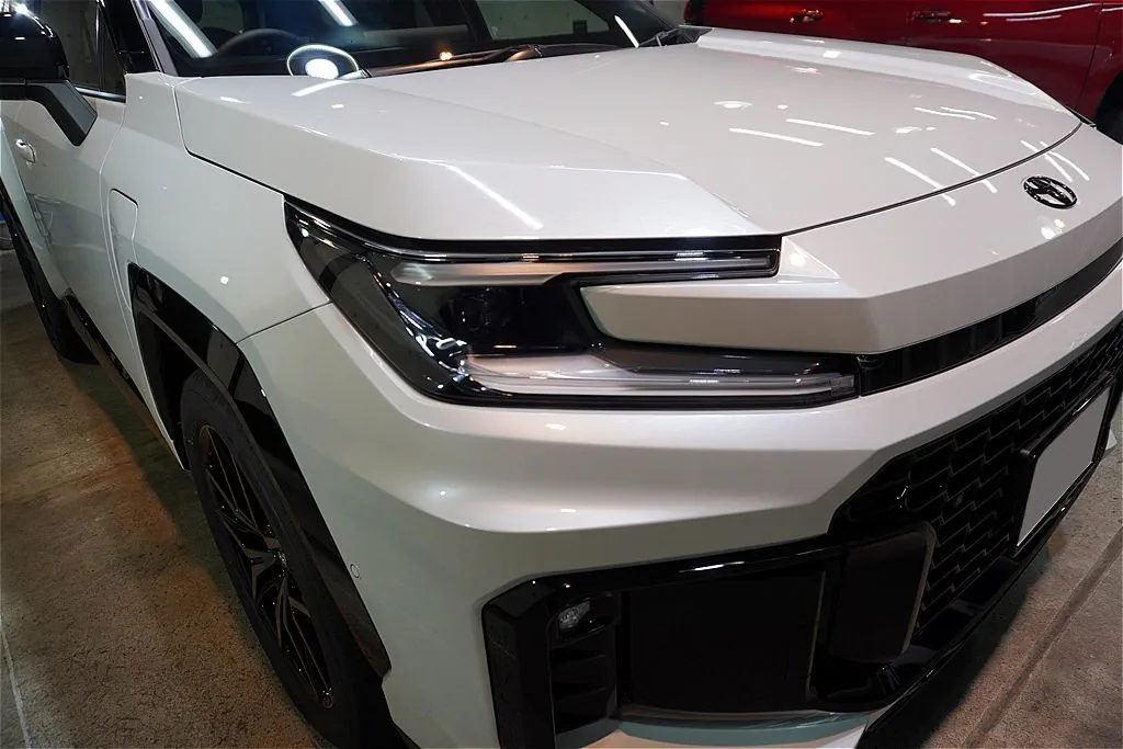 RAV4 PHEV GR SPORTの施工事例。仙台・東北の街並みからワインディングまで美しく映える美しい映り込み。リボルトプロ・エクストリームが、お車全体の品格をさらに高めます。