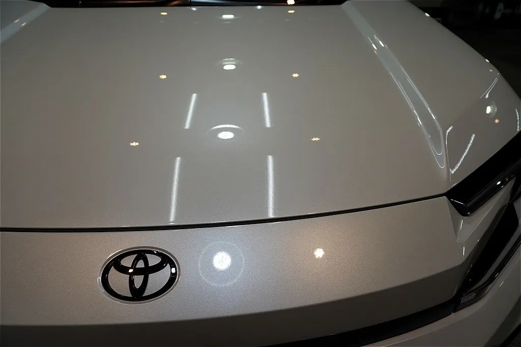 仙台のプロショップによるRAV4 PHEV GR SPORT施工。緻密な下地処理により、象徴的なGR専用パーツから細部のディテールにいたるまで、一点の曇りもない質感へと導きます。