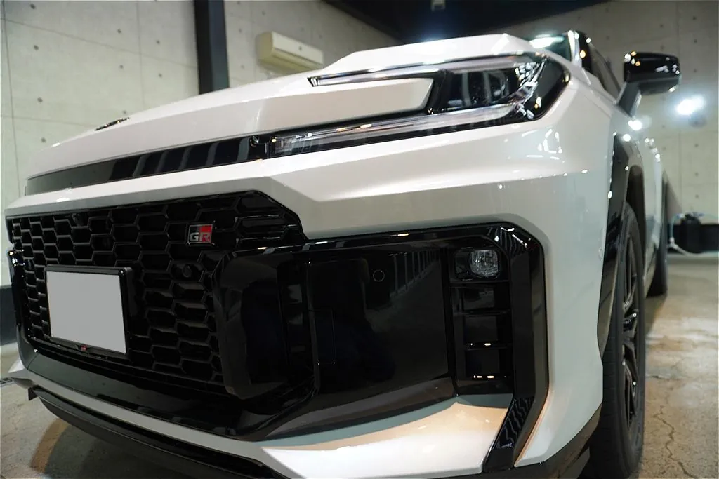 仙台のプロショップによるRAV4 PHEV GR SPORT施工。緻密な下地処理により、象徴的なGR専用パーツから細部のディテールにいたるまで、一点の曇りもない質感へと導きます。