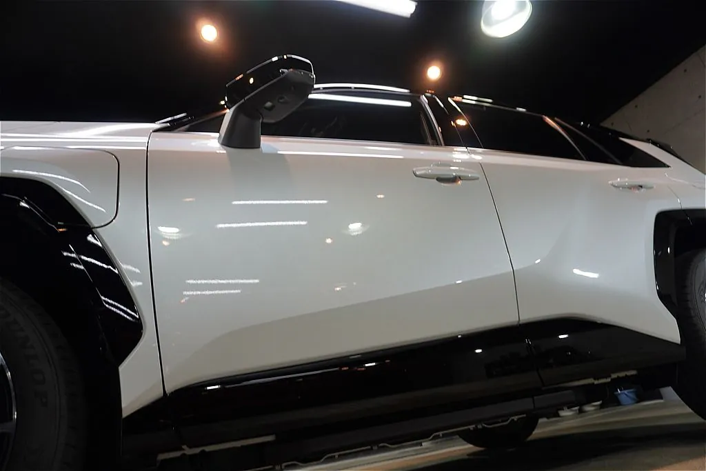 仙台のプロショップが手掛けるRAV4 PHEV GR SPORT。透明度の極めて高いセラミック被膜が生み出す光沢が、夜のライトや周囲の景色を歪みなくクリアに映し込みます。