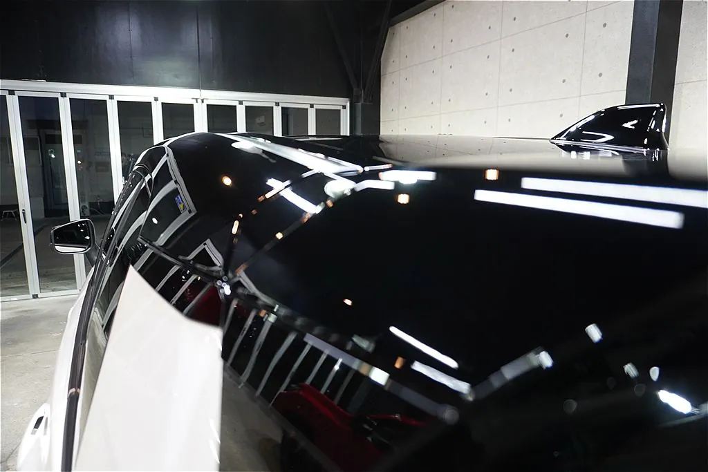 仙台のプロショップが手掛けるRAV4 PHEV GR SPORT。透明度の極めて高いセラミック被膜が生み出す光沢が、夜のライトや周囲の景色を歪みなくクリアに映し込みます。