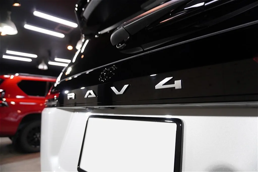 宮城・仙台でRAV4 PHEV GR SPORT本来のタフな機能美と走りのポテンシャルを解放。専門店ならではの磨きの技術が詰まった、リボルトプロ・エクストリームの質感高い仕上がりをご堪能ください。