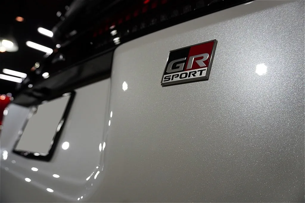 宮城・仙台でRAV4 PHEV GR SPORT本来のタフな機能美と走りのポテンシャルを解放。専門店ならではの磨きの技術が詰まった、リボルトプロ・エクストリームの質感高い仕上がりをご堪能ください。
