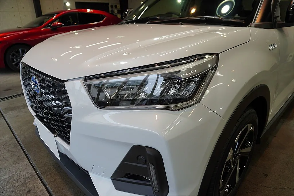 ダイハツ・ロッキーの新車施工事例。仙台・東北の街並みに美しく映える美しい映り込み。コストパフォーマンスに優れた新車限定コーティング。