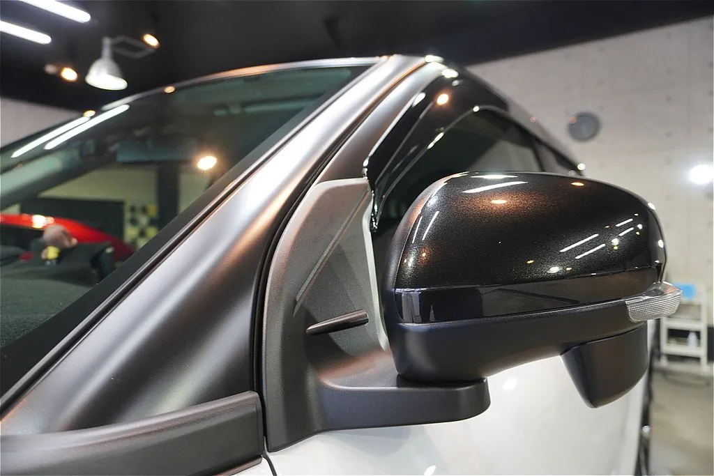 仙台のプロショップによるロッキー施工。新車納車直後のコンディションを活かし、フロントマスクから細部のパーツまで丁寧にコーティング被膜を密着。