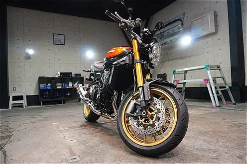 仙台でカワサキZ900RSのバイクコーティングなら。3層構造の極厚セラミック被膜が、ティアドロップタンクの美しい発色と至高の透明感を実現します。