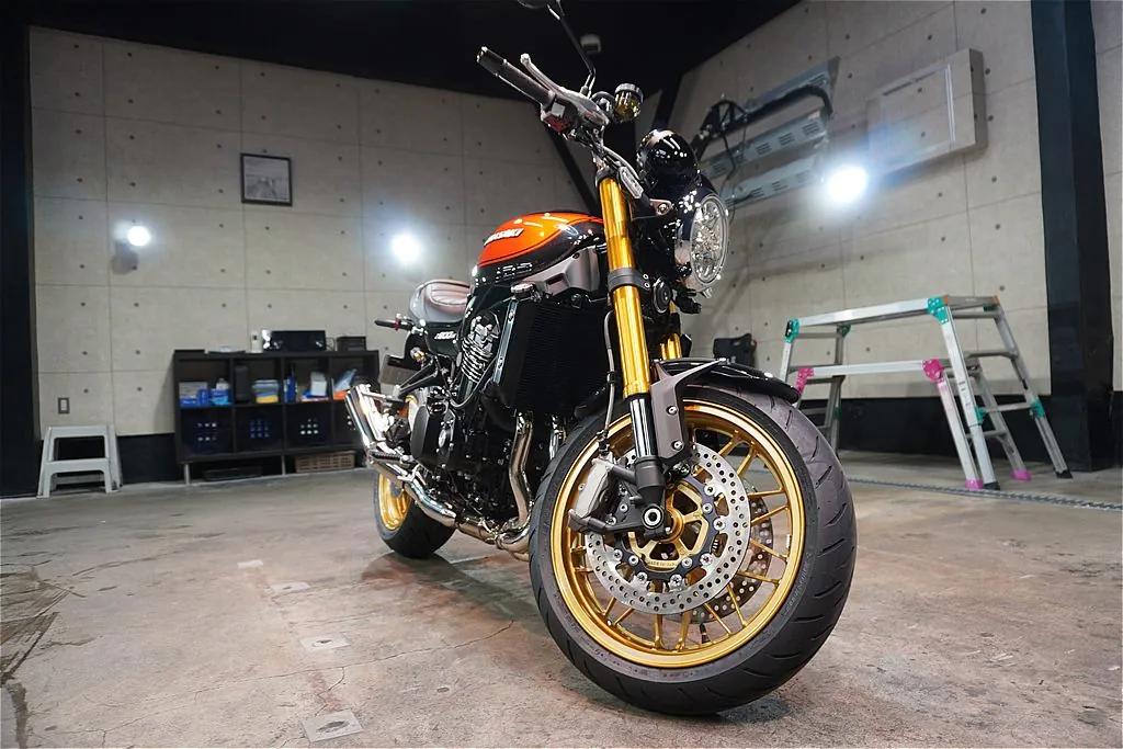 仙台でカワサキZ900RSのバイクコーティングなら。3層構造の極厚セラミック被膜が、ティアドロップタンクの美しい発色と至高の透明感を実現します。