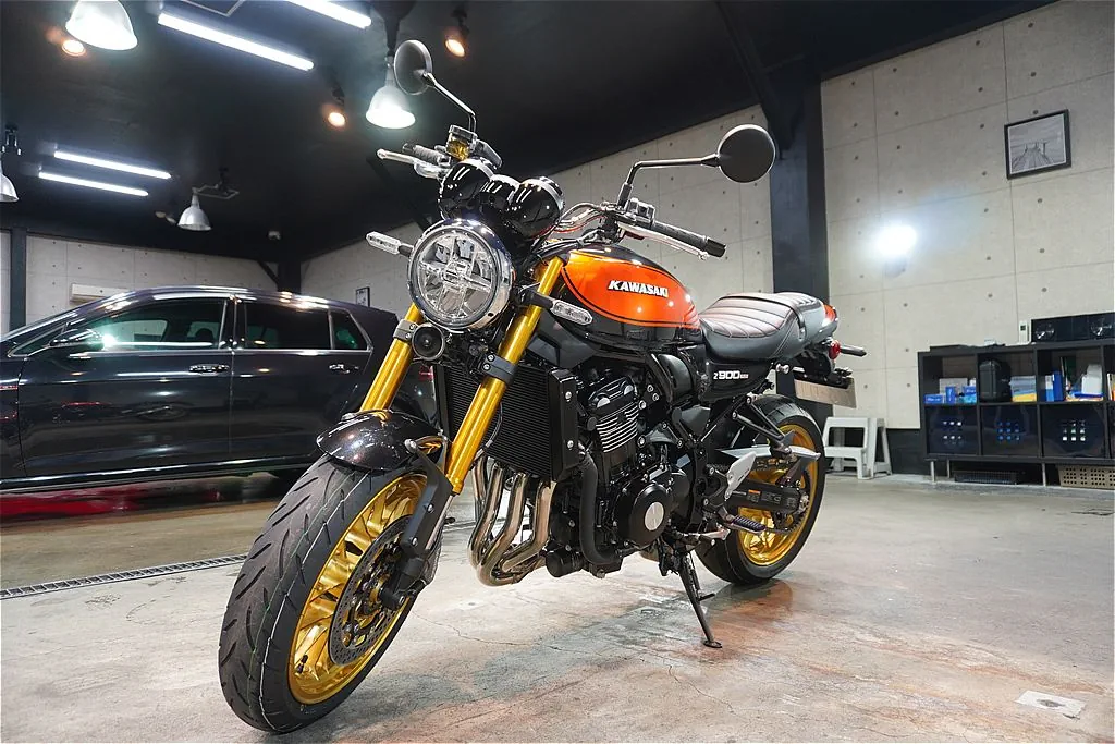 リボルト仙台によるZ900RS施工。エクストリームならではの濃密な膜厚感が、タンクの柔らかな曲面やフレームの陰影を鮮烈に際立たせ、濡れたような質感を実現。