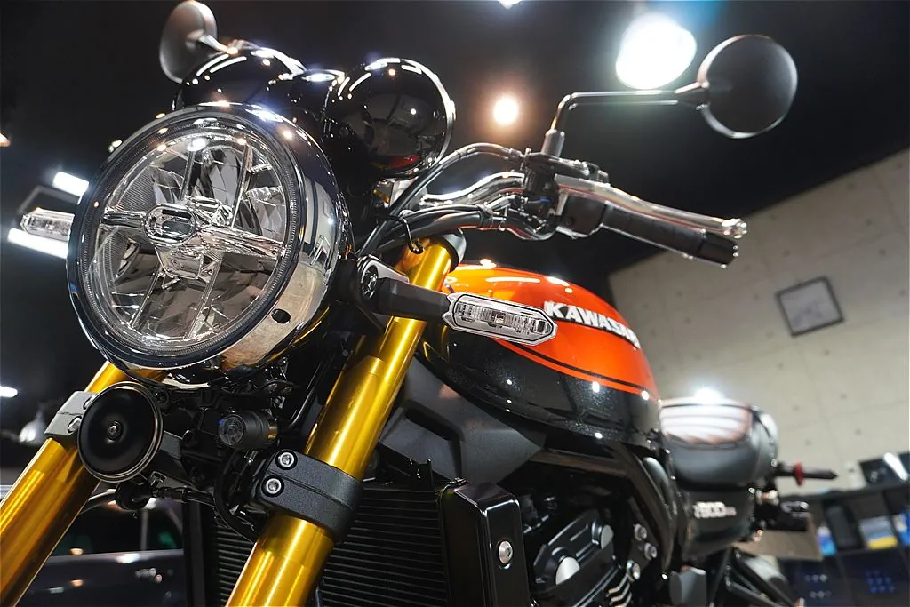 カワサキZ900RSの施工事例。仙台・東北のツーリングロードや街並みに美しく映える美しい映り込み。リボルトプロ・エクストリームが、愛車の品格をさらに高めます。