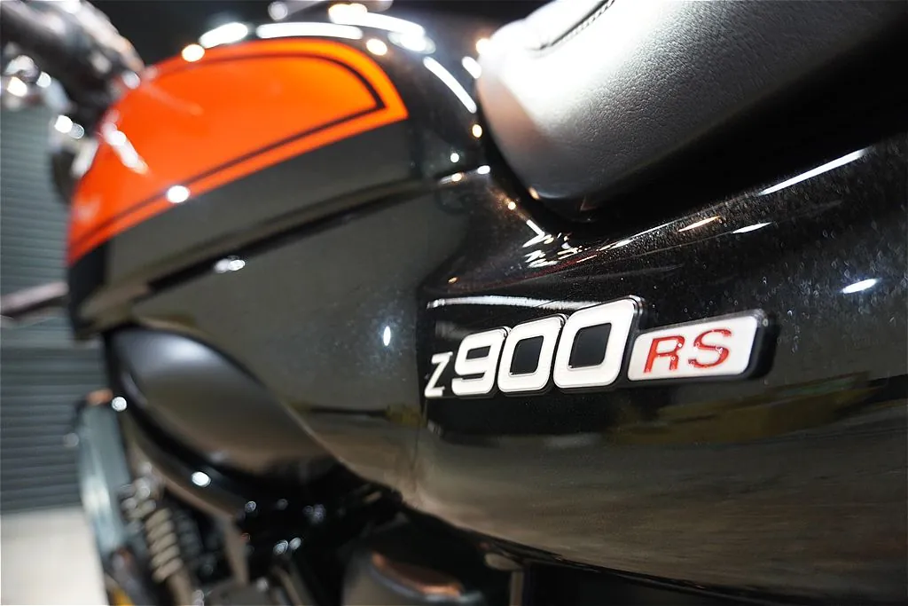 カワサキZ900RS施工事例。東北・宮城での快適なバイクライフを支える、圧倒的な低摩擦(スリック)性。虫の付着や泥汚れの固着を強力に防止します。