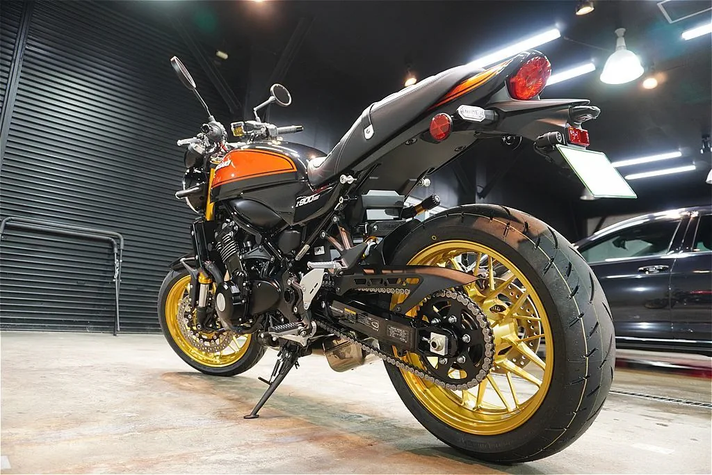 カワサキZ900RS施工事例。東北・宮城での快適なバイクライフを支える、圧倒的な低摩擦(スリック)性。虫の付着や泥汚れの固着を強力に防止します。