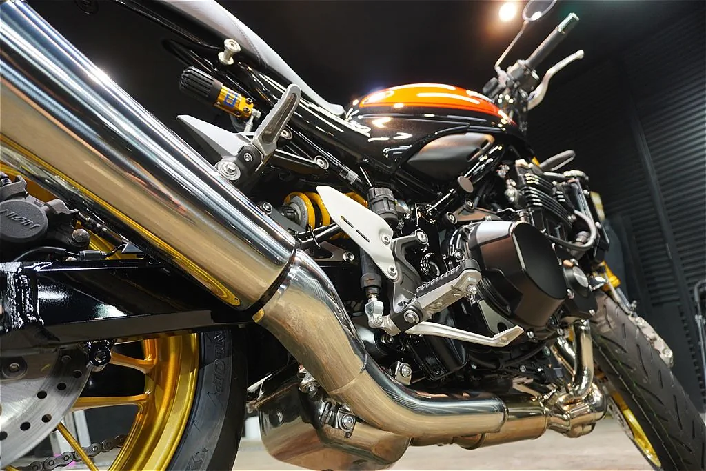 リボルト仙台が提案するプレミアムバイクのボディ保護。卓越した耐スリキズ性を誇るエクストリームがタンクやカウルに深く密着し、塗装本来の深みを永く維持。