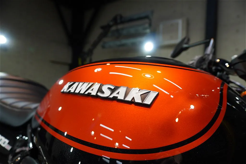 リボルト仙台が提案するプレミアムバイクのボディ保護。卓越した耐スリキズ性を誇るエクストリームがタンクやカウルに深く密着し、塗装本来の深みを永く維持。