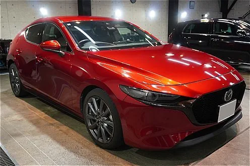 仙台でマツダMAZDA3のコーティングなら。高品位なガラス被膜がクリア塗装面に深く密着し、新車時を超える深い光沢と輝きを引き出します。