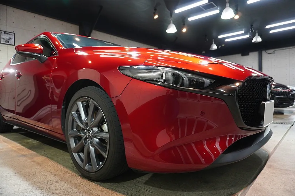 宮城・仙台の専門店が仕上げるマツダMAZDA3。強靭な保護被膜が、日常の紫外線や水アカ、泥汚れからデリケートな塗装面をしっかり守り抜きます。