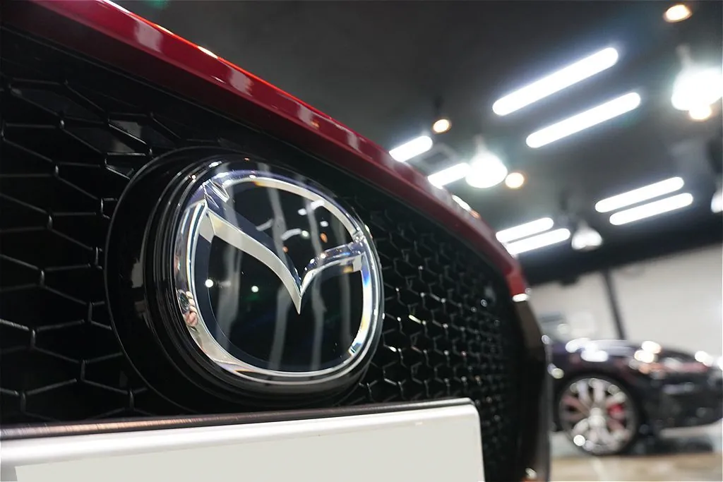 マツダMAZDA3の施工事例。仙台・東北の街並みに美しく映える美しい映り込み。上質な仕上がりが、お車の品格と洗練されたスタイルをさらに高めます。