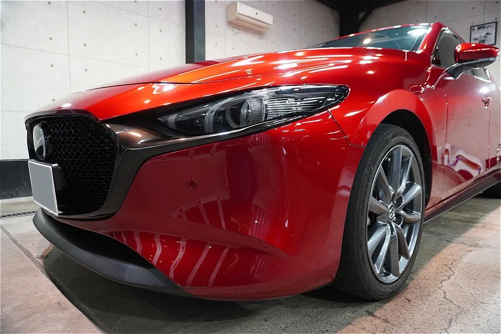 仙台のプロショップによるMAZDA3施工。緻密な下地処理により、シグネチャーウイングから細部のパーツにいたるまで、一点の曇りもない仕上がりへ。