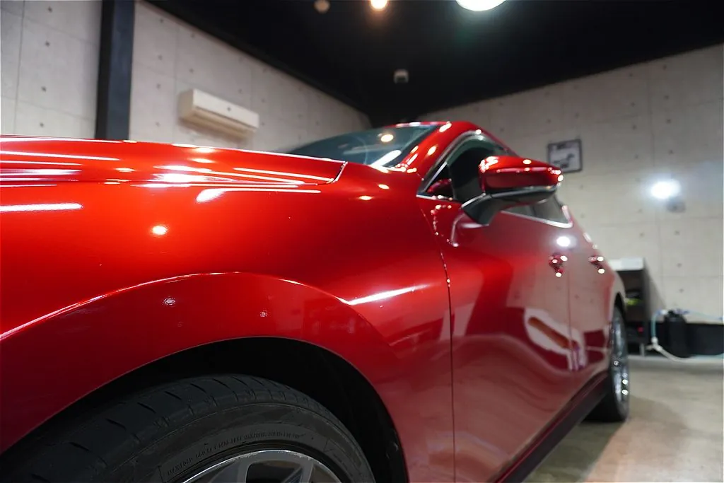 マツダMAZDA3施工事例。東北・宮城での快適なドライブを支える優れた防汚性能。リボルトの被膜が、優れた撥水力と日々の手入れの手軽さを発揮します。