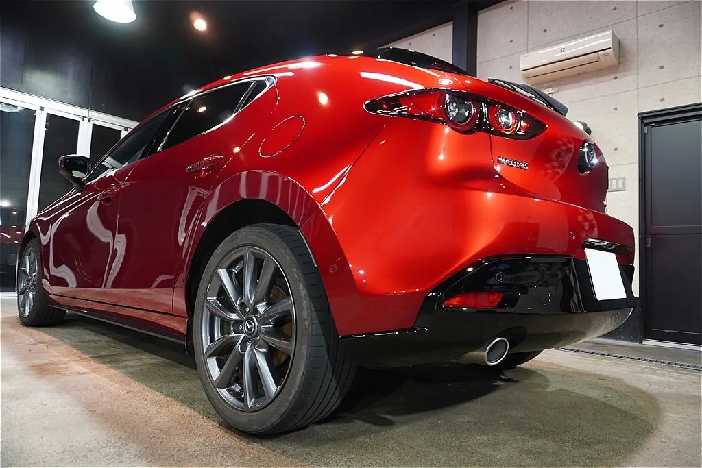 仙台のプロショップが手掛けるMAZDA3。透明度の高いガラス被膜が生み出す極上の輝きが、夜のライトや周囲の景色をクリアに映し込みます。