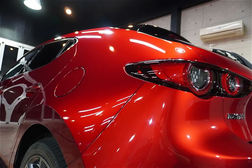 仙台のプロショップが手掛けるMAZDA3。透明度の高いガラス被膜が生み出す極上の輝きが、夜のライトや周囲の景色をクリアに映し込みます。