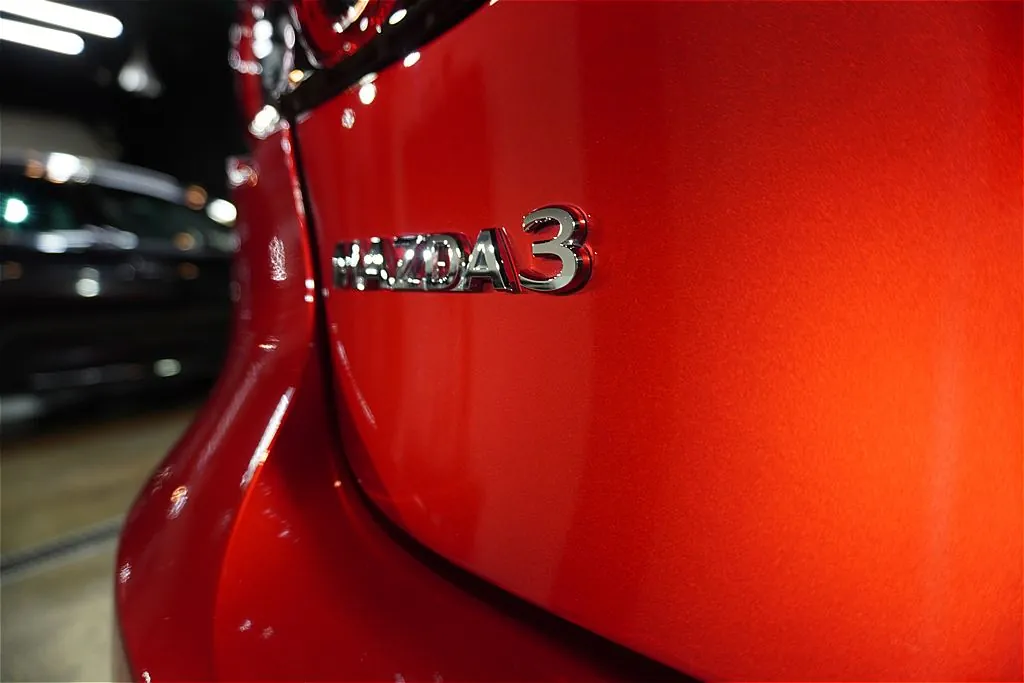 宮城・仙台でマツダMAZDA3本来の美しいフォルムと圧倒的な存在感を解放。専門店ならではの磨きの技術が詰まった、リボルトの質感高い仕上がりをご堪能ください。