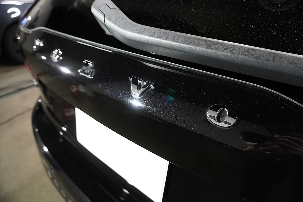 宮城県仙台市でのボルボV90施工前。リアエンブレムの文字隙間に固着した水アカやスケール汚れの様子。