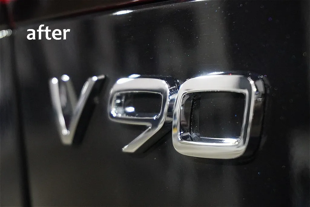 仙台で仕上げたボルボV90。エンブレム隙間のスケール汚れが除去され、文字の立体感とクリアな塗装面が復活。