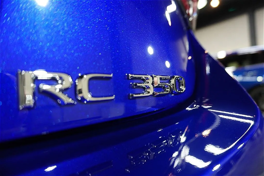 レクサスRCのコーティング施工事例。リボルトプロ・エクストリーム施工後のボディの艶と映り込み。